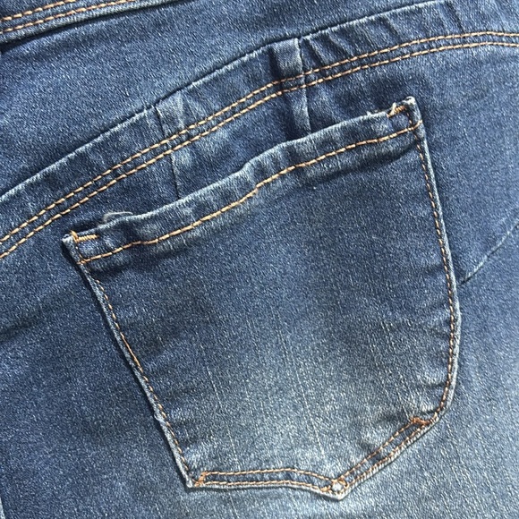 YMI WannaBettaBUTT  low rise,five pocket,belt loop, relaxed fit jean shorts - Picture 5 of 11